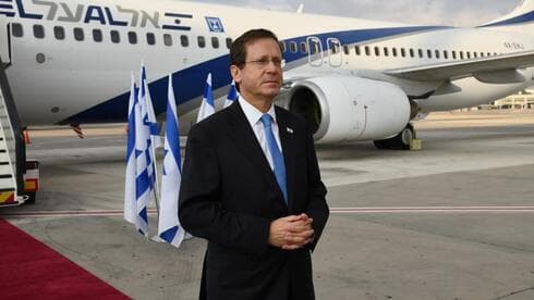 El presidente israelí, antes de abordar el avión hacia Ucrania. 