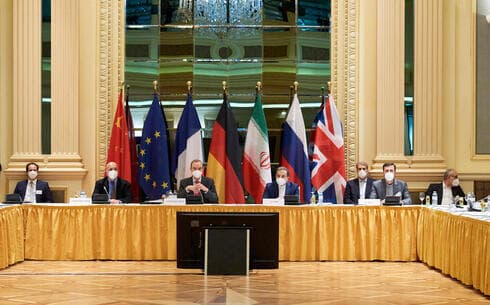 Diplomáticos de la UE, China, Rusia e Irán en el inicio de las conversaciones sobre el regreso de Estados Unidos al acuerdo nuclear de 2015, en el Grand Hotel de Viena. (AFP) Diplomáticos de la UE, China, Rusia e Irán en el inicio de las conversaciones sobre el regreso de Estados Unidos al acuerdo nuclear de 2015, en el Grand Hotel de Viena.