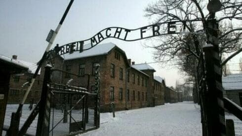 La puerta principal del antiguo campo de concentración y exterminio nazi alemán auschwitz lleva las palabras 'Arbeit macht frei' (El trabajo te hará libre). (Reuters) La puerta principal del antiguo campo de concentración y exterminio nazi alemán auschwitz lleva las palabras 'Arbeit macht frei' (El trabajo te hará libre).