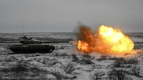 Un tanque ruso realiza un disparo cerca de la frontera con Ucrania.