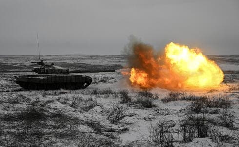 Un tanque ruso realiza un disparo cerca de la frontera con Ucrania.