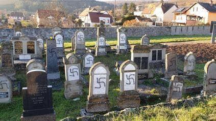 Esvásticas pintadas en lápidas en un cementerio judío en Francia. 