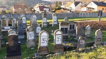 Esvásticas pintadas en lápidas en un cementerio judío en Francia. 