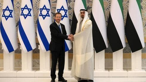 El líder de Emiratos Árabes Unidos, Mohamed Bin Zayed, recibe al presidente de Israel, Yitzhak Herzog, en Abu Dhabi. 