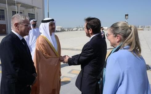 El presidente israelí Yitzhak Herzog y su mujer michal tras aterrizar en Abu Dhabi.