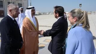 El presidente israelí Yitzhak Herzog y su mujer michal tras aterrizar en Abu Dhabi.