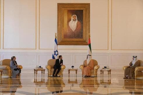 Reunión entre el presidente israelí Yitzhak Herzog y el canciller emiratí Abdullah bin Zayed en Abu Dhabi.