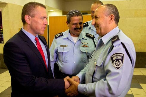Gilad Erdan estrecha la mano de Gamal Hakroosh en su nombramiento como Comisario de la Policía del Norte.