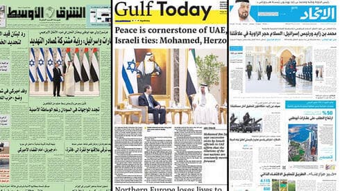 Las portadas de los periódicos emiratíes que informan sobre la visita del presidente israelí Issac Herzog. 