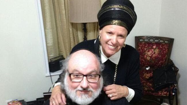 Jonathan Pollard y su mujer, Esther, llegan a Israel en diciembre del 2020. (Comité de Liberación de Pollard) Jonathan Pollard y su mujer, Esther, llegan a Israel en diciembre del 2020.
