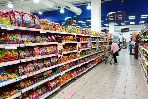 Los clientes de supermercados se encontraron con sustanciales aumentos de precios. (Shutterstock) Los clientes de supermercados se encontraron con sustanciales aumentos de precios.