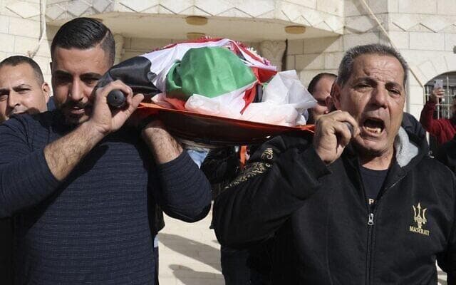 Familiares palestinos cargan el cuerpo de Omar As'ad, en su funeral. 