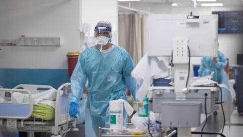 Trabajador de la salud caminan por una sala de coronavirus en el Centro Médico Shaare Zedek en Jerusalém. 