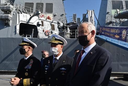 El ministro de Defensa, Benny Gantz, junto al comandante de la Quinta Flota de Estados Unidos, Brad Cooper, en Bahrein. (Cuenta de Twitter de Benny Gantz) El ministro de Defensa, Benny Gantz, junto al comandante de la Quinta Flota de Estados Unidos, Brad Cooper, en Bahrein.