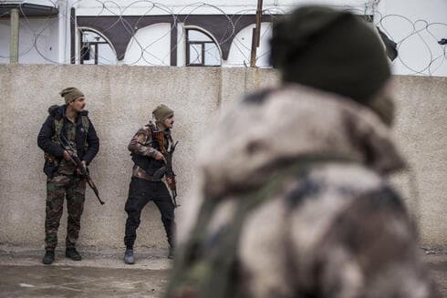 Soldados de las Fuerzas Democráticas Sirias ocupan un puesto en Hassakeh, al noreste de Siria, donde los combatientes del EI llevan a cabo una espectacular fuga de la cárcel. 