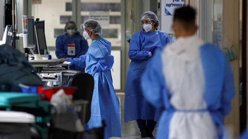 Personal médico en una sala de coronavirus.