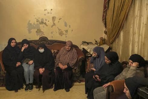 Amigas y familiares fueron a dar sus condolencias a la madre del combatiente fallecido en Irak. 