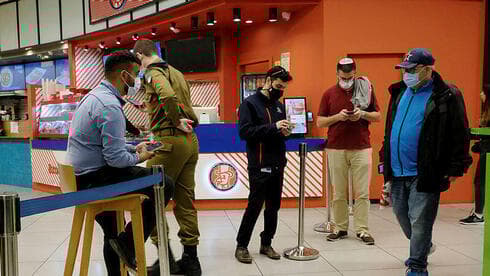 Israel elimina restricciones para evitar la propagación de coronavirus. (Shaul Golan) Pase Verde Coronavirus Israel Restaurante