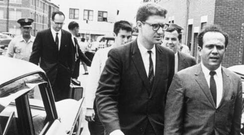 El rabino Martin Freedman (derecha) y el rabino Israel Dresner (centro), son trasladados al edificio de la Municipalidad de Tallahassee donde fueron acusados de reunión ilegal después de que ellos y otros diez activistas fueran arrestados al intentar sentarse a comer en un restaurante del aeropuerto de la ciudad, donde se practicaba la segregación racial, en junio de 1961. (JTA/Getty Images) El rabino Martin Freedman (derecha) y el rabino Israel Dresner (centro), son trasladados al edificio de la Municipalidad de Tallahassee donde fueron acusados de reunión ilegal después de que ellos y otros diez activistas fueran arrestados al intentar sentarse a comer en un restaurante del aeropuerto de la ciudad, donde se practicaba la segregación racial, en junio de 1961.