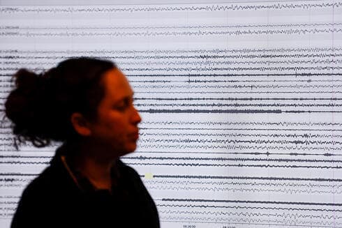 Las ondas sísmicas se ven en una pantalla durante una demostración de un nuevo sistema de alerta temprana de terremotos que activa las sirenas si una red nacional de 120 estaciones de control sísmico detecta un fuerte terremoto, en el Servicio Geológico de Israel en Jerusalem. (Reuters) Las ondas sísmicas se ven en una pantalla durante una demostración de un nuevo sistema de alerta temprana de terremotos que activa las sirenas si una red nacional de 120 estaciones de control sísmico detecta un fuerte terremoto, en el Servicio Geológico de Israel en Jerusalem.