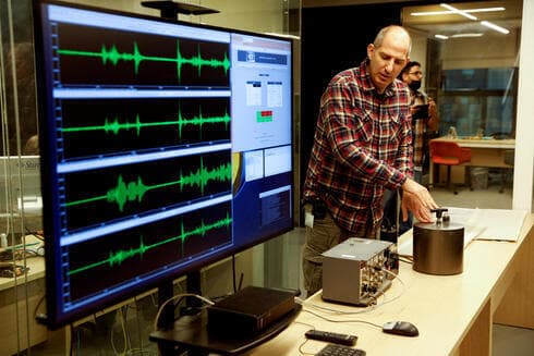 Un trabajador demuestra un nuevo sistema de alerta temprana de terremotos que activa las sirenas si una red nacional de 120 estaciones de monitoreo sísmico detecta un fuerte terremoto en el Servicio Geológico de Israel en Jerusalem. (Reuters) Un trabajador demuestra un nuevo sistema de alerta temprana de terremotos que activa las sirenas si una red nacional de 120 estaciones de monitoreo sísmico detecta un fuerte terremoto en el Servicio Geológico de Israel en Jerusalem.