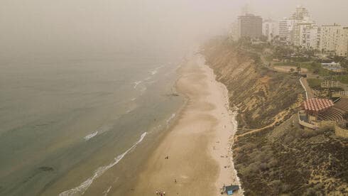 Fuerte neblina en las costas de Netanya. 