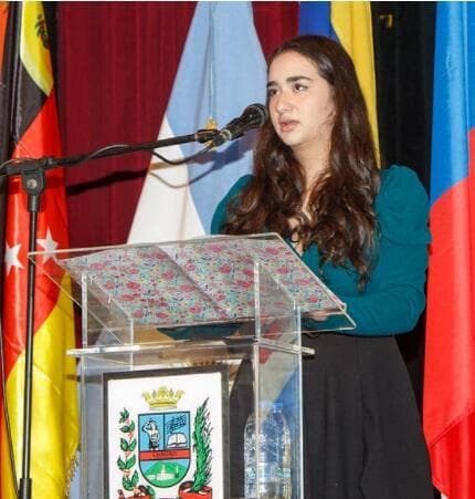 Samantha Finckler Markus, hija de la poeta Raquel Markus, recita un poema escrito por su madre. (Juan Carlos Sarli) Samantha Finckler Markus, hija de la poeta Raquel Markus, recita un poema escrito por su madre.