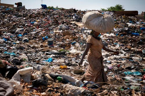 Una mujer en un vertedero en Bamako, Malí.