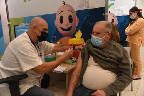 Un adulto mayor recibe su cuarta dosis contra el COVID-29. 