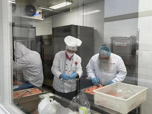 El rabino  Shimon Freindlich supervisa la preparación de la comida en la cocina kosher.