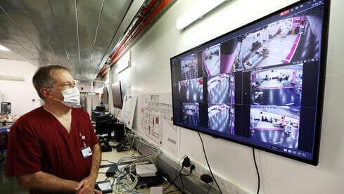 Un médico controla a los pacientes en la sala COVID del Hospital Rambam.