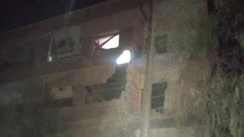 Un misil antiaéreo sirio provocó daños en un edificio de la ciudad de Qudssaya, cerca de Damasco. (SANA) Un misil antiaéreo sirio provocó daños en un edificio de la ciudad de Qudssaya, cerca de Damasco.