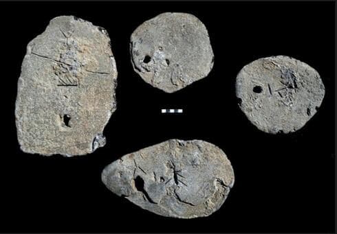 Lingotes de plomo de la Edad de Bronce hallados en el fondeadero de Cesarea. (Journal of Archeological Science) Lingotes de plomo de la Edad de Bronce hallados en el fondeadero de Cesarea.