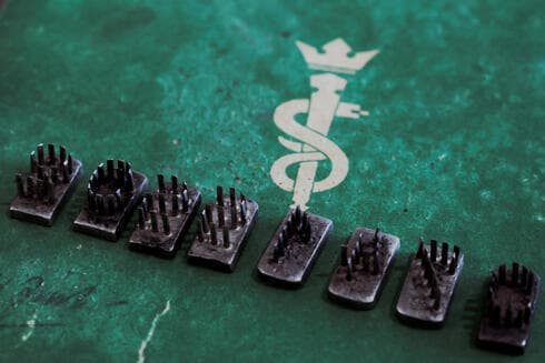 Troqueles ofrecidos a la venta supuestamente utilizados para marcar judíos en Auschwitz. 