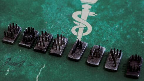 Troqueles ofrecidos a la venta supuestamente utilizados para marcar judíos en Auschwitz. 