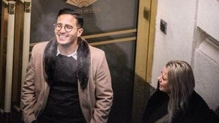 El "estafador de Tinder" junto a Pernilla Sjohold, una de sus víctimas.