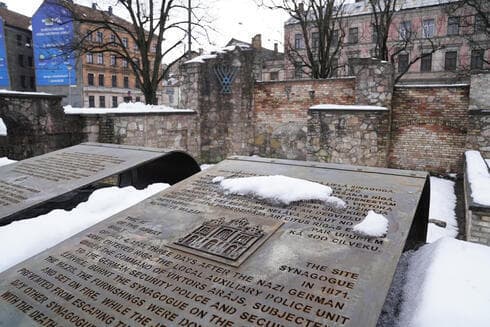 El monumento en las ruinas de la Sinagoga Coral de Riga quemada por los nazis en 1941.