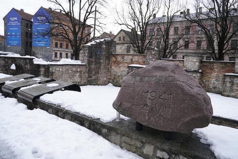 El monumento en las ruinas de la Sinagoga Coral de Riga quemada por los nazis en 1941. 