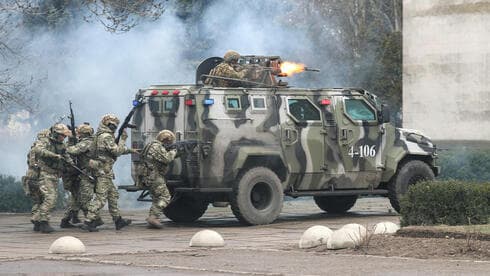 Tropas ucranianas realizan ejercicios ante la posible invasión rusa. 