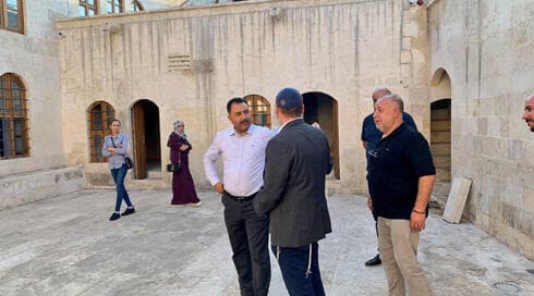 El rabino Mendy Chitrik, vestido con kipá, habla con los lugareños en la sinagoga renovada en Kilis, Turquía. (Gentileza) El rabino Mendy Chitrik, vestido con kipá, habla con los lugareños en la sinagoga renovada en Kilis, Turquía.