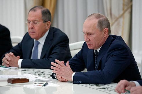 El ministro de Asuntos Exteriores ruso, Serguéi Lavrov, y el presidente ruso, Vladímir Putin. El temor estadounidense es que Rusia intente evadir las sanciones a través de Irán. (AP) El ministro de Asuntos Exteriores ruso, Serguéi Lavrov, y el presidente ruso, Vladímir Putin.