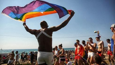 Un manifestante ondea la bandera del orgullo LGBT durante un desfile del orgullo gay en Tel Aviv. (Tommy Harpaz) Un manifestante ondea la bandera del orgullo LGBT durante un desfile del orgullo gay en Tel Aviv.