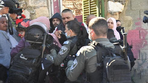 La policía se enfrenta con manifestantes en el disputado barrio de Jerusalem Este. 