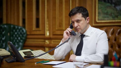 El presidente de Ucrania, Volodimir Zelensky, habló por teléfono con el presidente de los Estados Unidos, Joe Biden. (Reuters) El presidente de Ucrania, Volodymyr Zelensky, hablando por teléfono con el presidente de los Estados Unidos, Joe Biden, en diciembre.