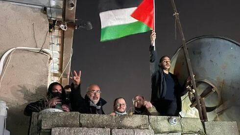 Los diputados árabes Ahmad Tibi, Ofer Cassif y Osama Saadi en Sheikh Jarrah. 