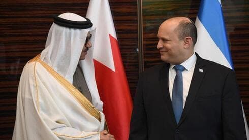 El Ministro de Asuntos Exteriores de Bahrein, Abdullatif bin Rashid al-Zayani, con Naftali Bennett. (GPO) El Ministro de Asuntos Exteriores de Bahrein, Abdullatif bin Rashid al-Zayani, con Naftali Bennett.