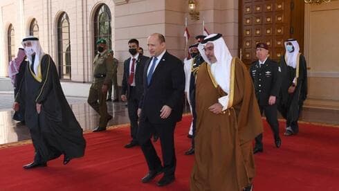 El primer ministro Naftali Bennett con el príncipe heredero de Bahrein, Salman Bin Hamad al Khalifa. (GPO) El primer ministro Naftali Bennett con el príncipe heredero de Bahrein, Salman Bin Hamad al Khalifa.