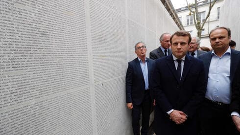 El presidente francés Emmanuel Macron visita el memorial del Holocausto en Berlín. (AFP) El presidente francés Emmanuel Macron visita el memorial del Holocausto en Berlín.