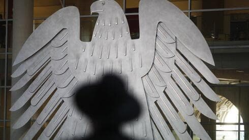Rabino sentado frenta al águila heráldica de Alemania durante una conmemoración del Holocausto en el Bundestag. (AP) Rabino sentado frenta al águila heráldica de Alemania durante una conmemoración del Holocausto en el Bundestag.