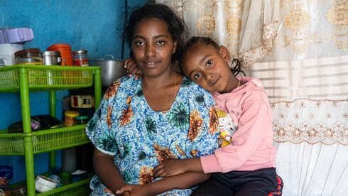 Eilam Naga y su hija.